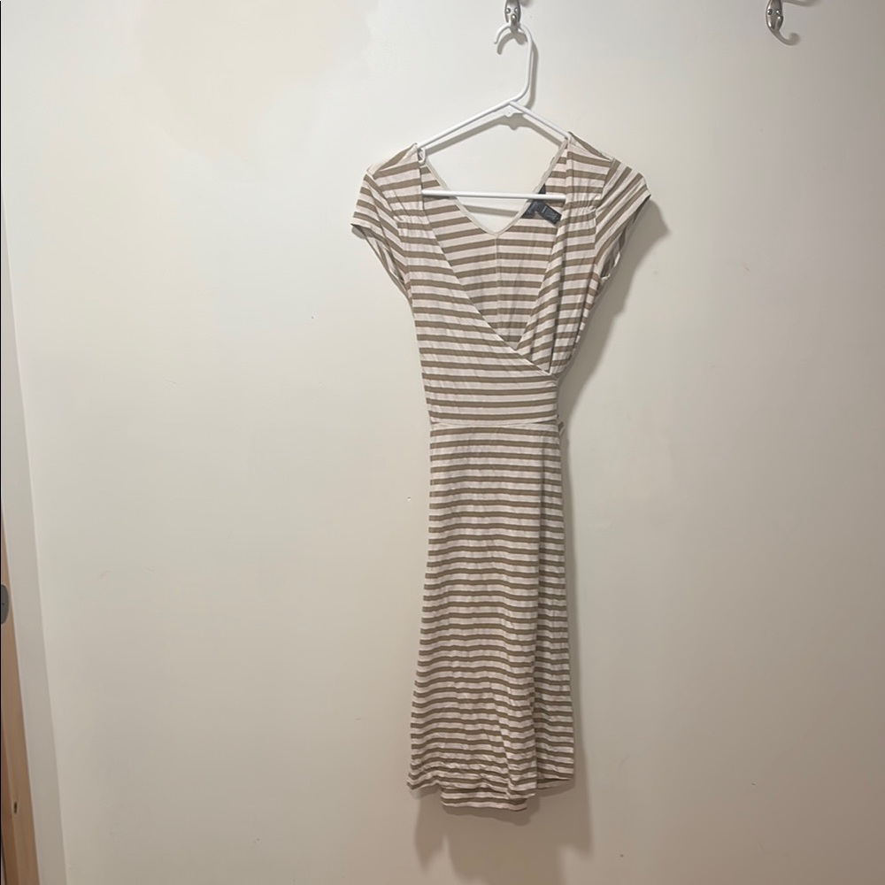 Banana Republic Tan and White Wrap dress women’s small